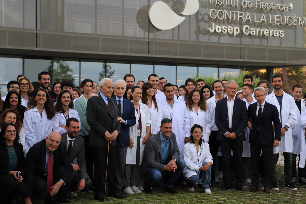 The President of the Government of Spain, Pedro Sánchez, visits the Josep Carreras Institute and praises its research against cancer